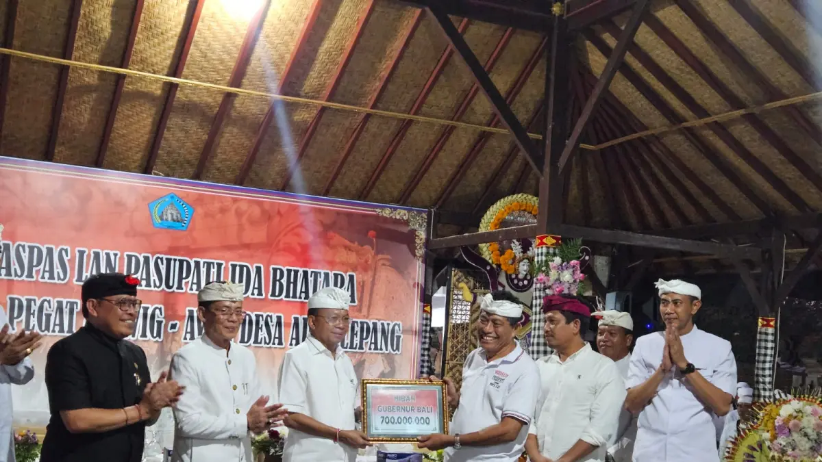 Gubernur Bali, Wayan Koster menghadiri rangkaian Karya Ngodak lan Nangiang Ida Sesuhunan Pura Dalem Silapegat, Desa Dat Lepang, Kecamatan Banjarangkan, Klungkung. (Bali Express/Istimewa)
