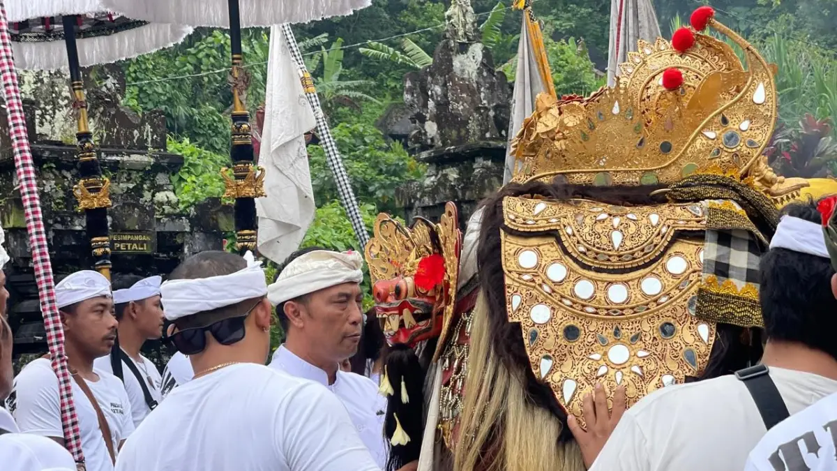 Ketua DPRD Tabanan, I Nyoman Arnawa kawal prosesi pujawali Agung di Pura Batu Panes yang rangkaiannya sudah dimulai Sejak Senin (11/5/2026) lalu. (ist)