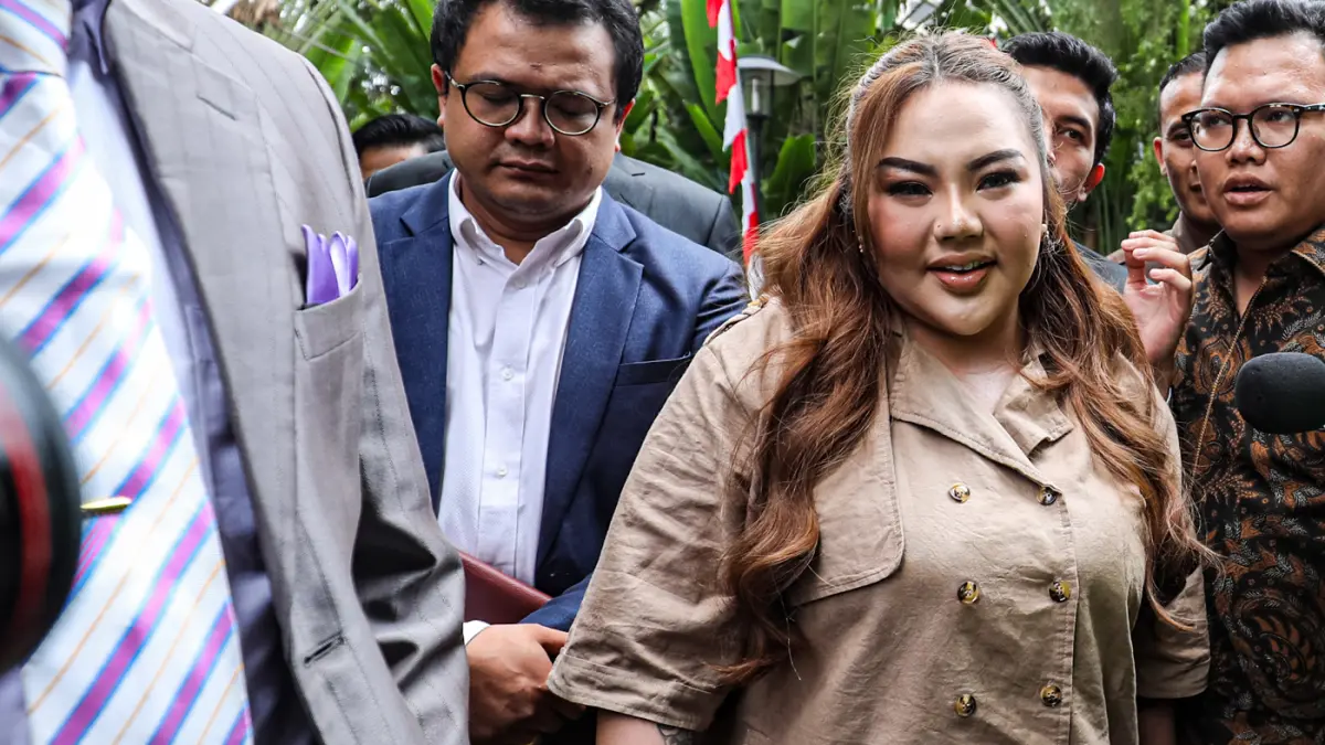 Selebgram Lisa Mariana (LM) mendatangi gedung Merah Putih KPK di Jakarta, Jumat (22/8/2025). Lisa diperiksa sebagai saksi kasus dugaan rasuah terkait pengadaan iklan di PT Bank BJB. (Salman Toyibi/Jawa Pos)