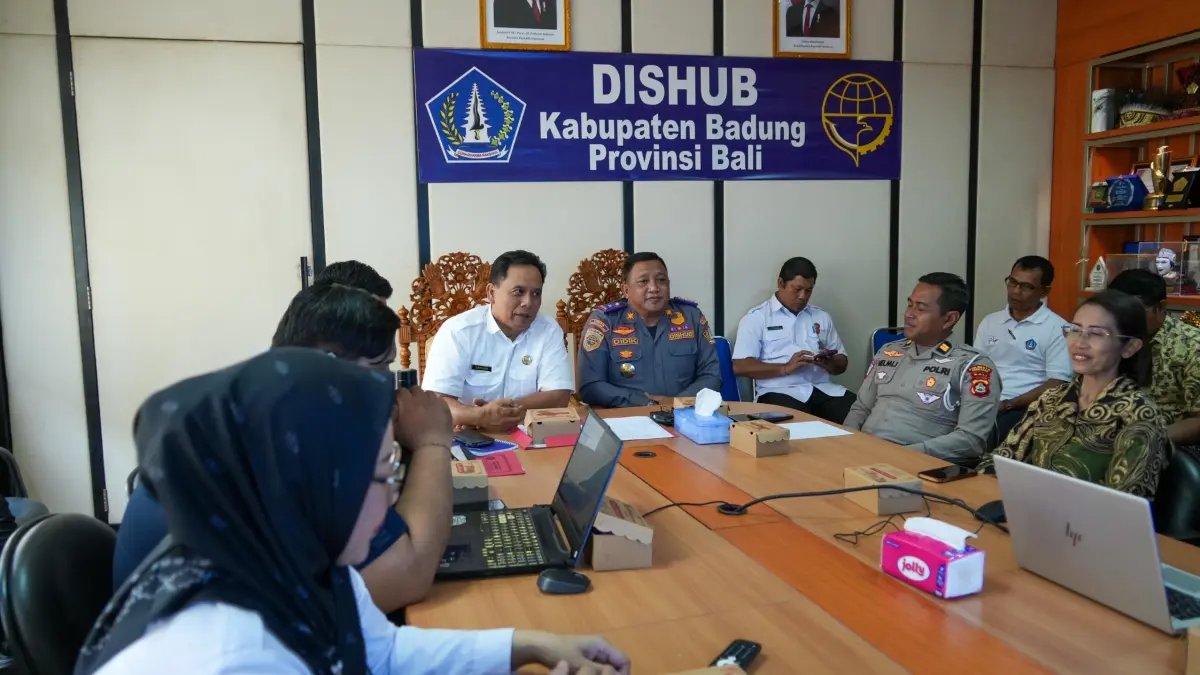 Dishub Badung saat menggelar rapat terkait rencana rekayasa lalu lintas di Kawasan Pecatu, Kuta Selatan, Rabu (13/5). (IST)