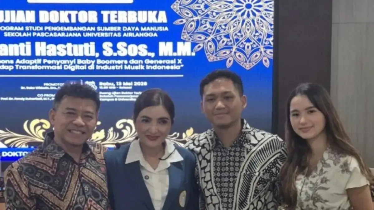 Penyanyi dan publik figur Ashanti Hastuti (kedua kiri) usai menjalani sidang terbuka doktoral di Unair Surabaya, Rabu (13/5). (ISST)

