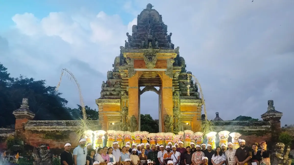 Sejumlah travel agent dari India mengikuti berbagai kegiatan dalam rangka promosi pariwisata, di kawasan Jaba Tengah Pura Taman Ayun, Mengwi, Rabu (13/5). (IST)