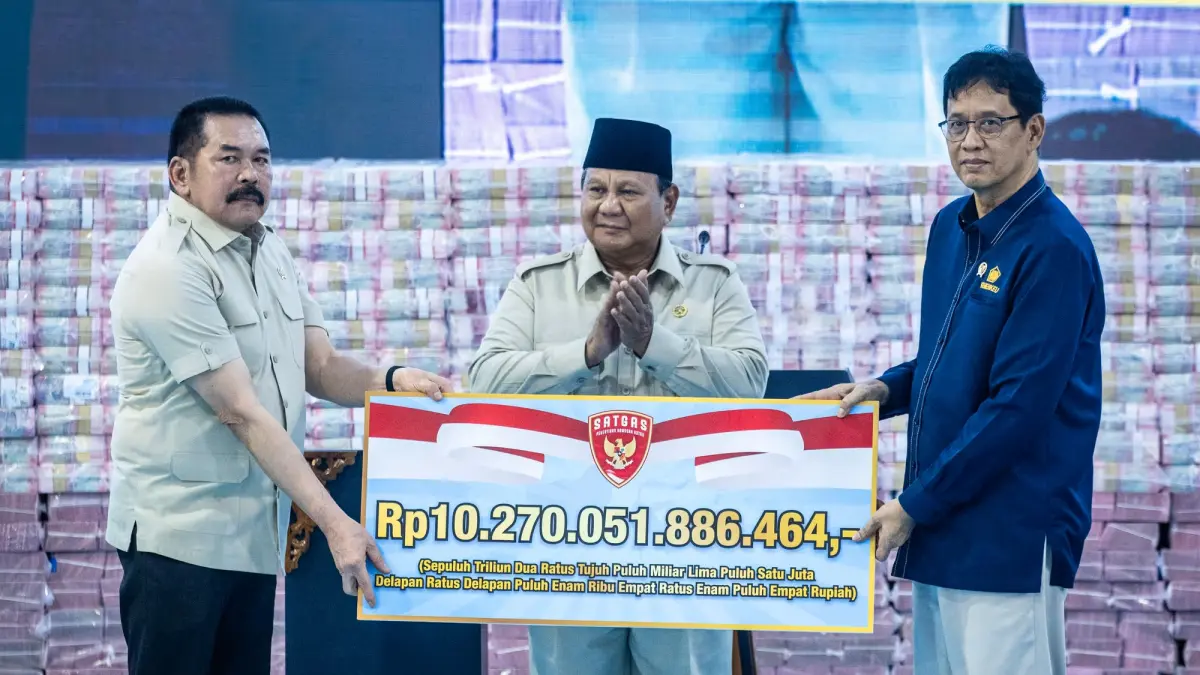 Presiden Prabowo Subianto (tengah) menyaksikan Jaksa Agung ST Burhanuddin (kiri) menyerahkan secara simbolis uang hasil penagihan denda administratif kepada Menteri Keuangan Purbaya Yudhi Sadewa (kanan) pada kegiatan penyerahan denda administratif dan lahan kawasan hutan di Kejaksaan Agung, Jakarta, Rabu (13/5/2026). (IST)