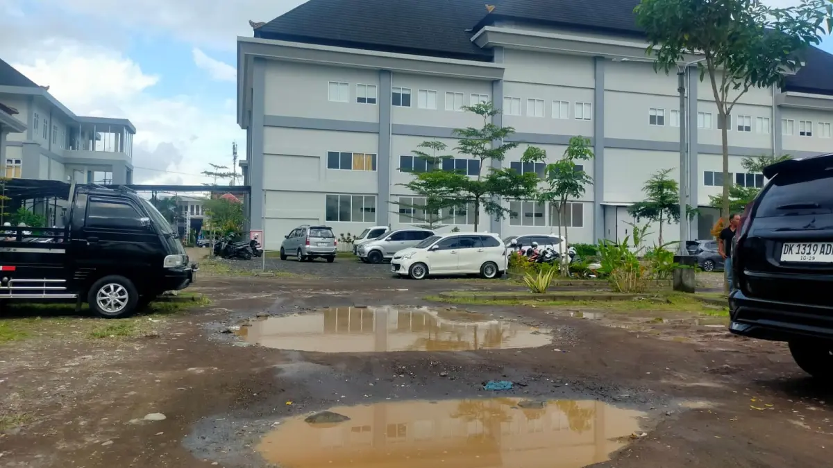 Air menggenang di beberapa titik di area parkir RSUD Bangli, Kamis (14/5/2026). (I Made Mertawan/Bali Express)