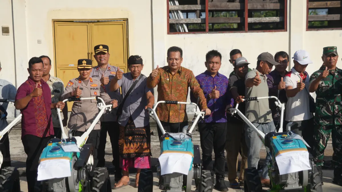 Bupati Kembang Hartawan saat menyerahkan bantuan traktor untuk petani di Jembrana.