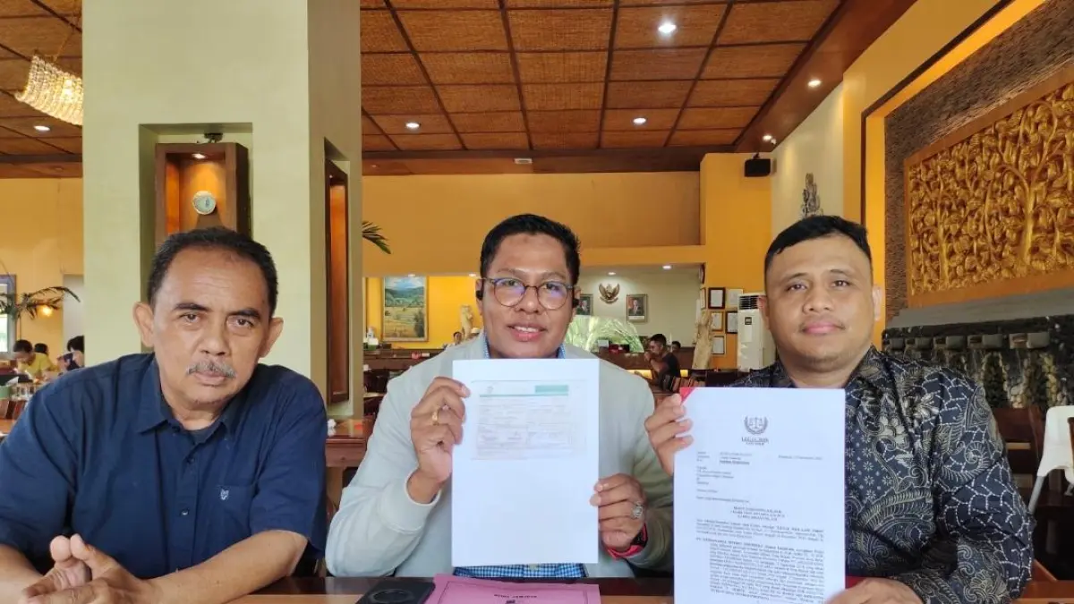 Kuasa Hukum PT MSI dari BHR Law Firm, Benny Hariyono (baju batik), bersama Ardianto (baju putih) dan Kuasa Hukum Ardianto, Wira Yudanegara (baju biru). (Bali Express/Istimewa)