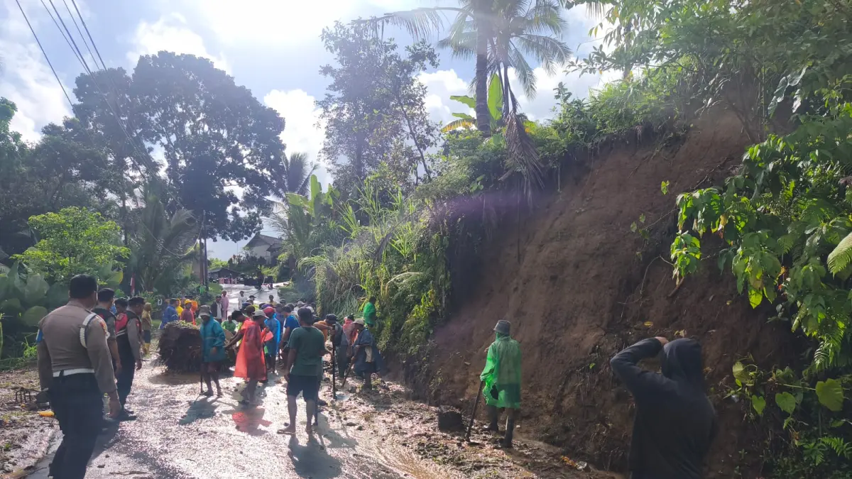 LONGSOR : Penanganan tanah longsor yang tutup akses jalur Desa Adat Cebok, Desa Kedisan, Tegallalang, Jumat (15/5).