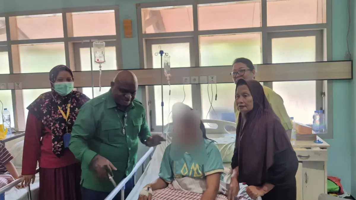 Menteri HAM Natalius Pigai saat mengunjungi siswa yang diduga mengalami keracunan MBG. (Istimewa)

