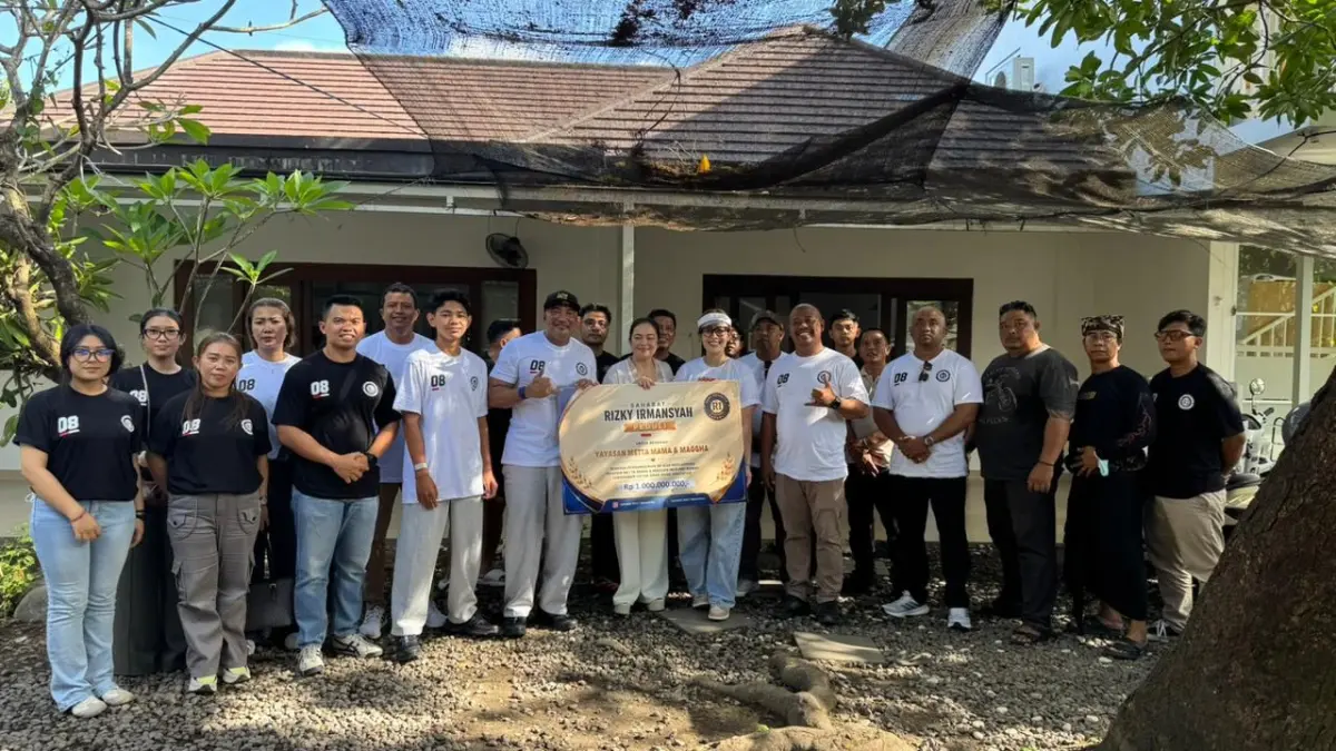 Penyerahan bantuan dilakukan secara simbolis oleh Sahabat Rizky Irmansyah Provinsi Bali yang dipimpin I Made Muliawan Arya bersama Ida Bagus Yoga Adi Putra