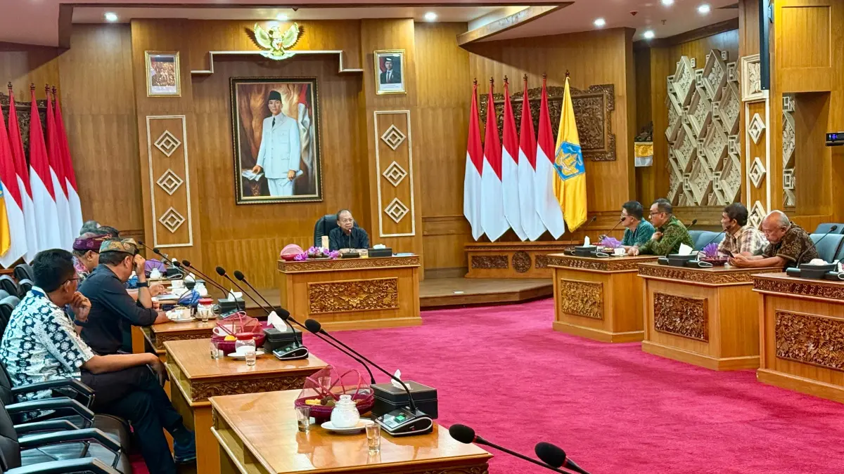 PERCEPATAN:&nbsp;Wayan Koster&nbsp;menggelar Rapat Koordinasi Elektrifikasi Taksi bersama pengusaha transportasi dan pengurus koperasi taksi di Ruang Rapat Kerthasabha, Jayasabha, Denpasar, Kamis (14/5).