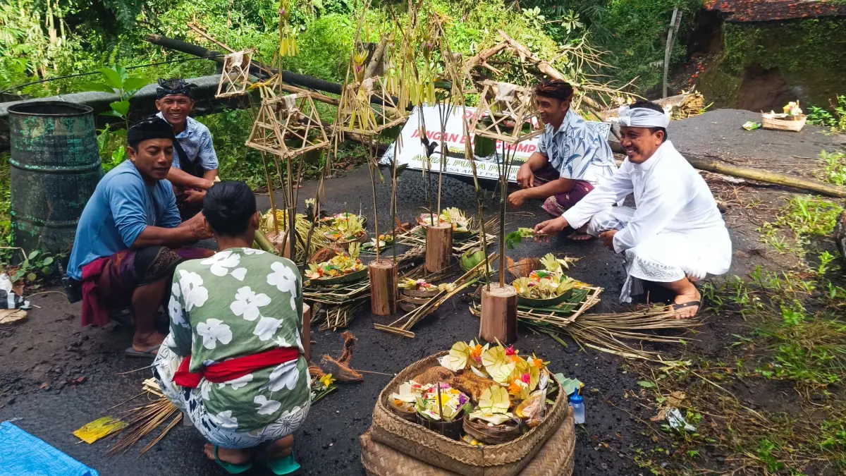 Ritual digelar sebelum perbikan jalan Juwuk Bali-Penatahan, Desa Susut, Kecamatan Susut, Bangli. (Ist)