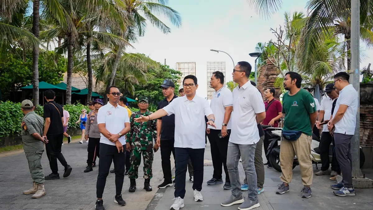 Bupati Adi Arnawa didampingi Sekda Badung IB. Surya Suamba saat melaksanakan Pengawasan dan Penegakan Hukum Lingkungan terhadap sektor Horeka di wilayah Kelurahan Legian, pada Jumat (15/5).