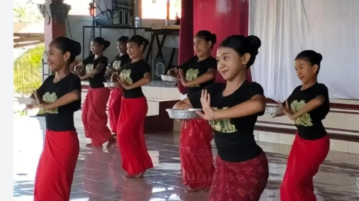 Proses latihan duta kesenian Kabupaten Tabanan untuk tampil di PKB 2026.