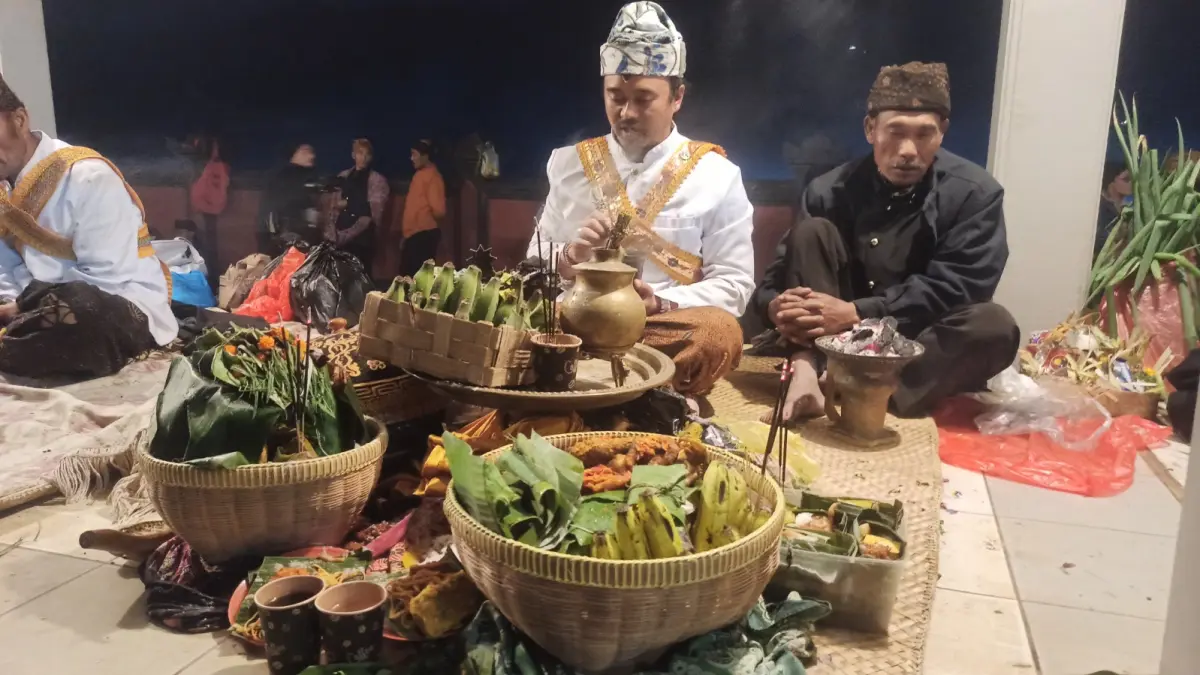 Dukun Pandita saat memimpin ritual Yadnya Kasada pada Juni 2025 lalu (I Putu Mardika/Bali Express)