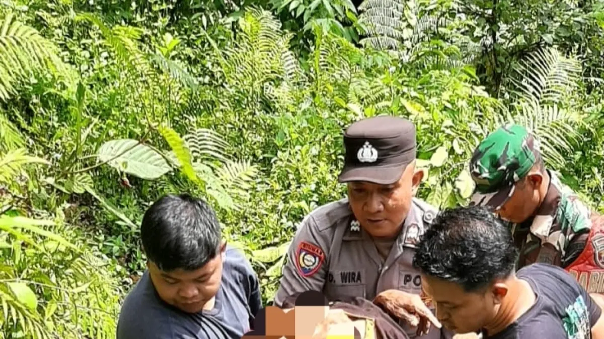EVAKUASI : Proses evakuasi kakek yang ditemukan selamat di dasar jurang Sungai Petanu, Desa Kenderan, Tegallalang.&nbsp;