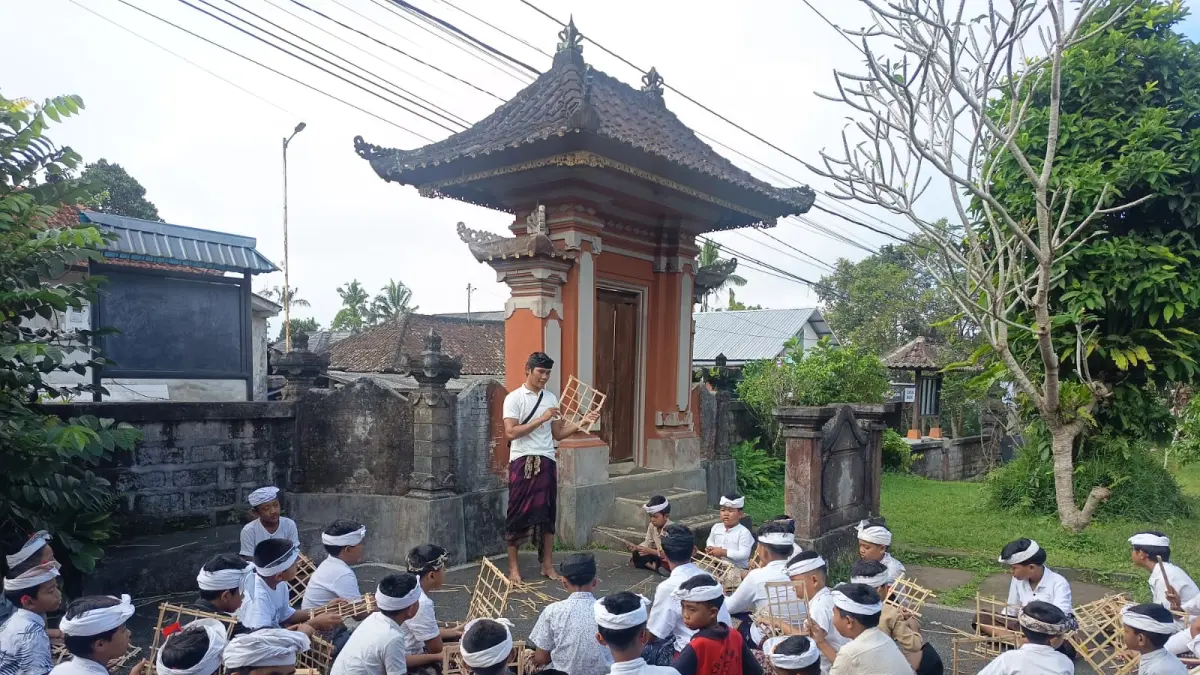 PRAKTEK : Praktek pembuatan klakat dan tipat di Banjar Apuh, Desa Sebatu, Tegallalang.&nbsp;