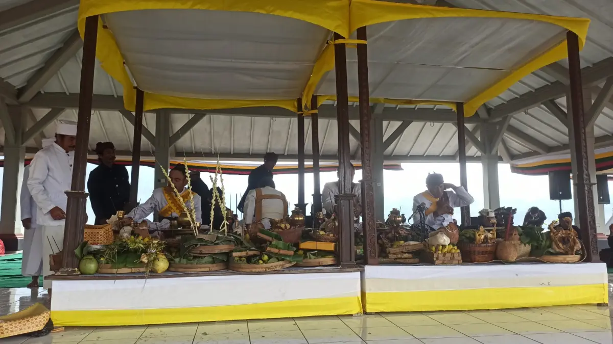 Suasana Pujawali saat dipimpin Dukun Pandita di Pura Luhur Poten Bromo serangkaian yadnya Kasada pada tahun 2025 lalu (I Puut Mardika/Bali Express)