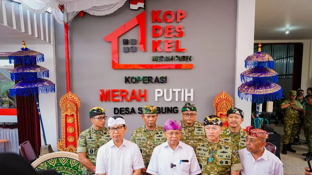 Bupati Adi Arnawa saat mendampingi Gubernur Bali Wayan Koster menghadiri Peresmian Operasionalisasi 1.061 Koperasi Desa Kelurahan Merah Putih secara virtual 