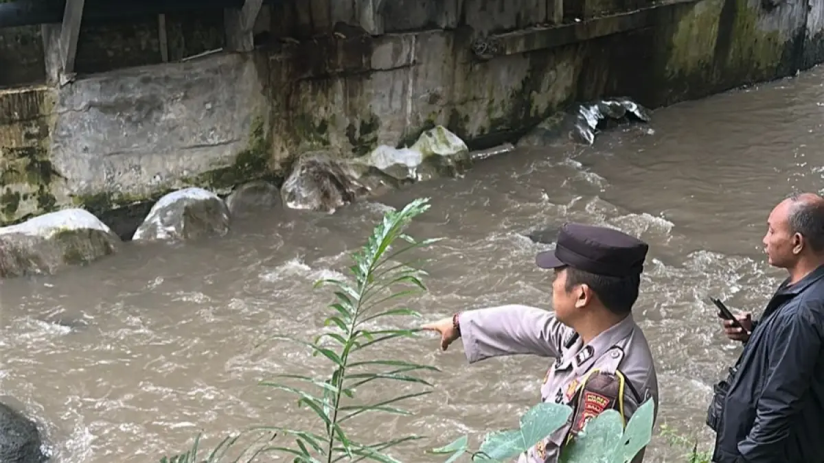TERSERET : Evakuasi korban terseret arus sungai di Ketewel Sukawati.&nbsp;