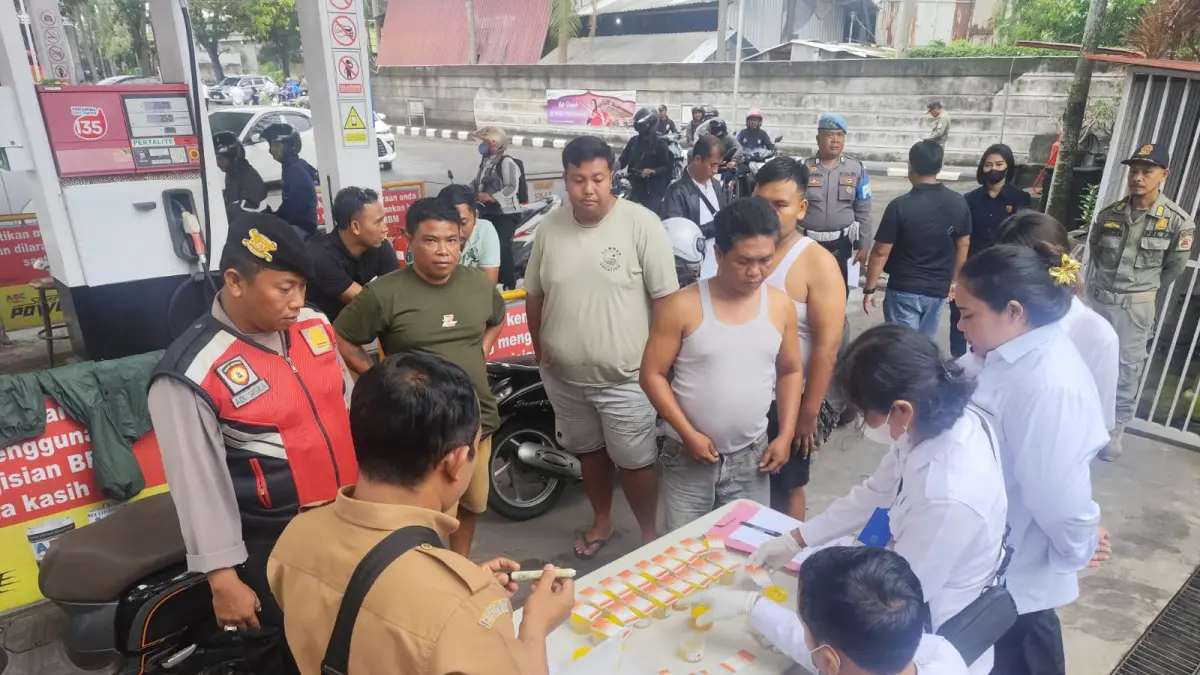 URINE : Tes urine kepada sopir angkot di Gianyar.&nbsp;