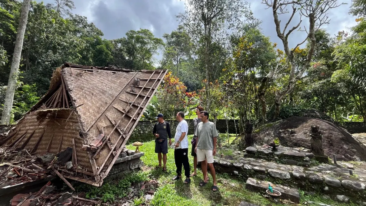 Areal Pura Luhur Beji Pekiyisan yang berlokasi di Desa Babahan Kecamatan Penebel Kabupaten Tabanan mengalami kerusakan serius akibat cuaca buruk beberapa waktu lalu. (Ist)