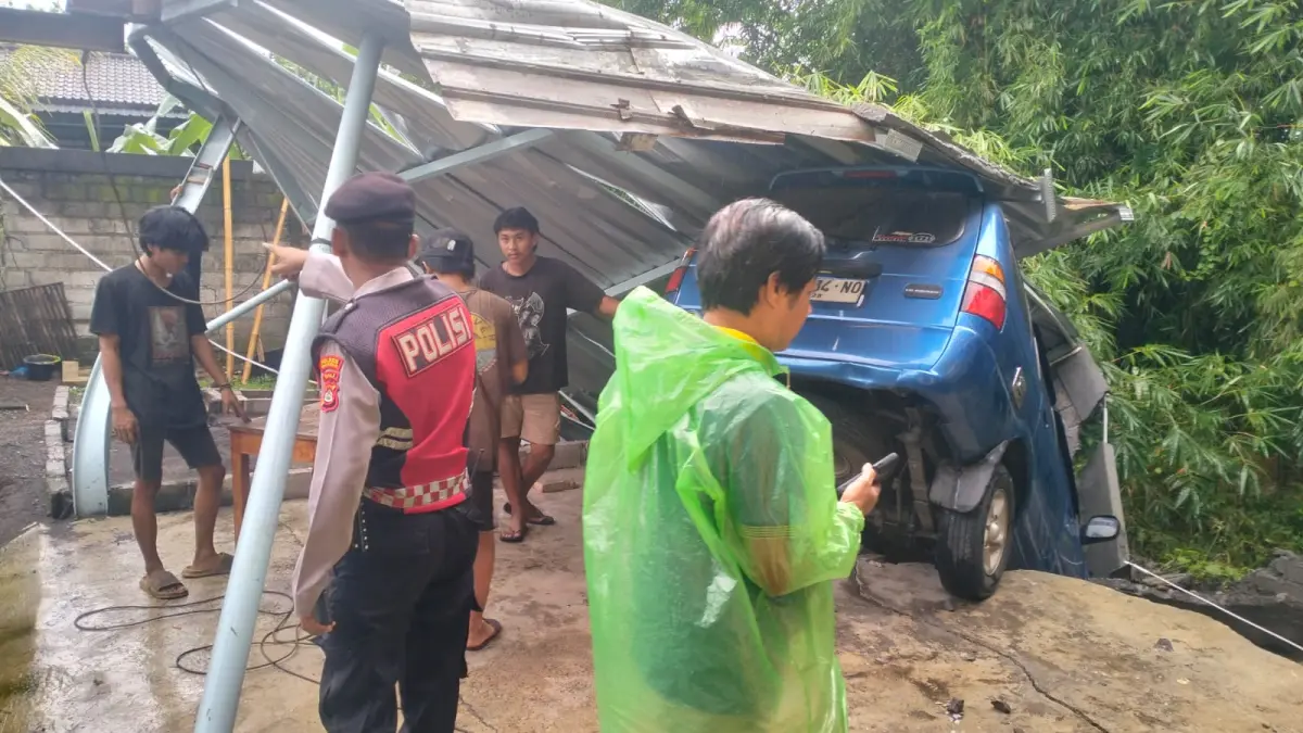 ROBOH: Penyengker milik salah satu warga di Banjar Jungut, Desa Batuan, Kecamatan Sukawati roboh.