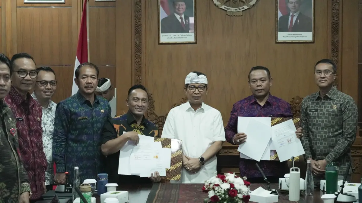 Bupati Adi Arnawa memimpin rapat HLM terkait upaya mewujudkan ketahanan pangan dan pengendalian inflasi menjelang hari besar keagamaan di ruang rapat Nayaka Gosana I, Puspem Badung, Selasa (19/5). (PROKOMPIM SETDA BADUNG)