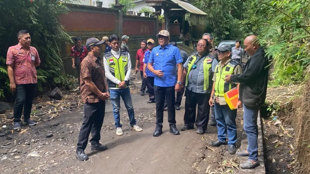 Bupati Karangasem I Gusti Putu Parwata mengecek kualitas proyek di Kecamatan Selat, Selasa (19/5/2026). (Ist) 