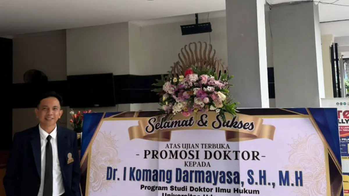 I Komang Darmayasa resmi meraih gelar Doktor Ilmu Hukum setelah menjalani sidang promosi doktor terbuka di Fakultas Hukum Universitas Udayana, Selasa (19/5).&nbsp;(Bali Express/Istimewa)