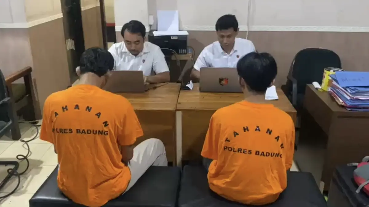 Para pelaku pembunuhan saat diperiksa oleh petugas Polres Badung. (Bali Express/Istimewa)