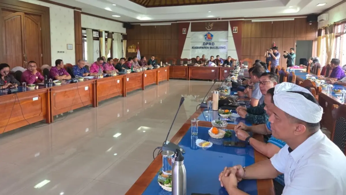 Rapat Dengar Pendapat (RDP), evaluasi terhadap keberadaan Tempat Pengolahan Sampah Reduce, Reuse, Recycle (TPS3R) yang telah dibangun di sejumlah desa di Buleleng. (Dian Suryantini/Bali Express)