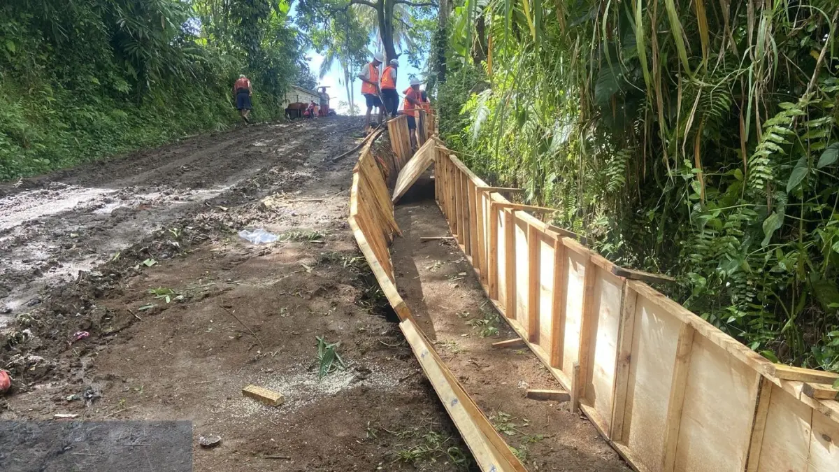 Salah satu proyek rekonstruksi jalan di Kabupaten Bangli mulai digarap. (Ist)