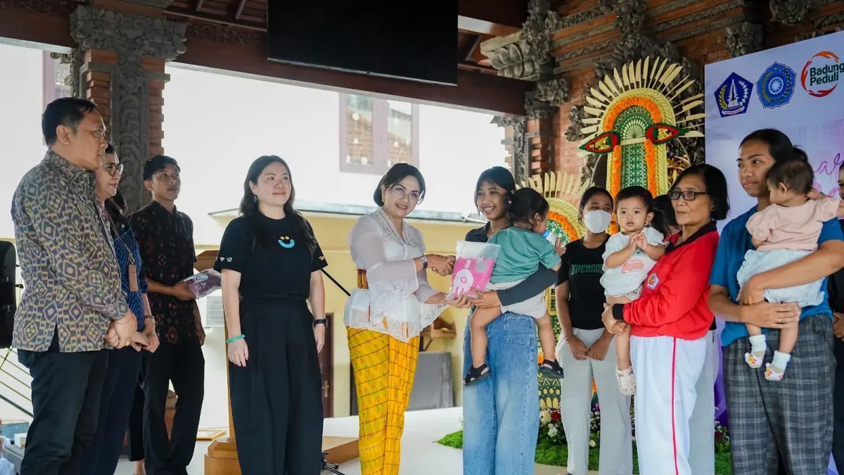 SEMARAK: Nyonya Rasniathi Adi Arnawa saat membuka Semarak Posyandu Kabupaten Badung Tahun 2026 di Banjar Kembangsari, Desa Blahkiuh, Kecamatan Abiansemal, Selasa (19/5).