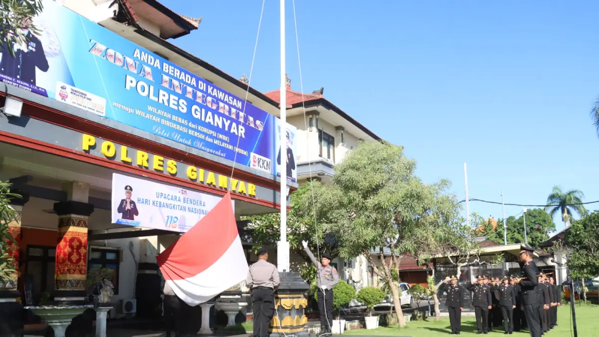UPACARA : Upacara Harkitnas ke-118 tahun 2026, jajaran Polres Gianyar melaksanakan upacara bendera di Lapangan Tri Brata Polres Gianyar, Rabu (20/5).&nbsp;