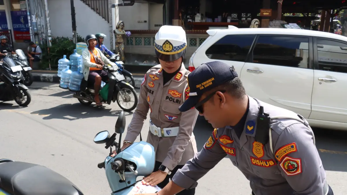 DITERTIBKAN : Penertiban &nbsp;parkir liar di wilayah Kecamatan Ubud, Gianyar.