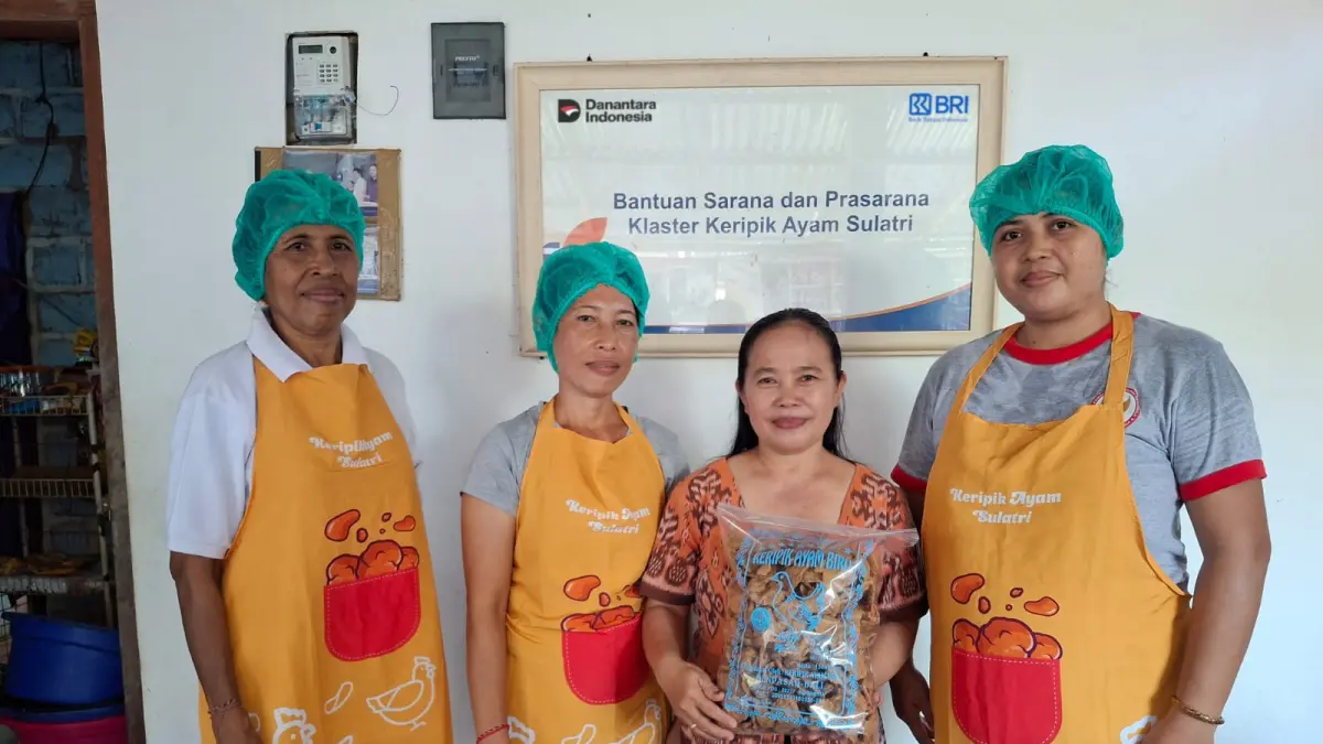 Ni Luh Sri Wahyuningsih perintis kripik ayam biru di tempat usahanya di Denpasar