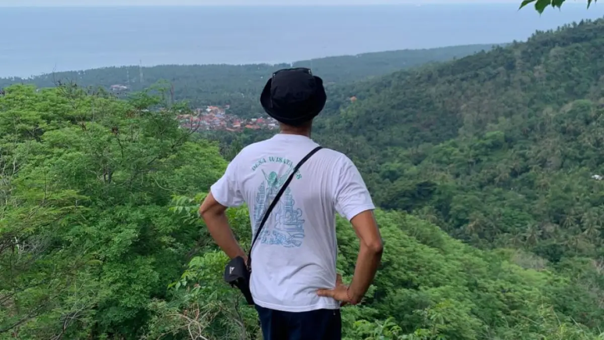 Nyoman Nadiana saat memandang alam dari atas Bukit Mendeha