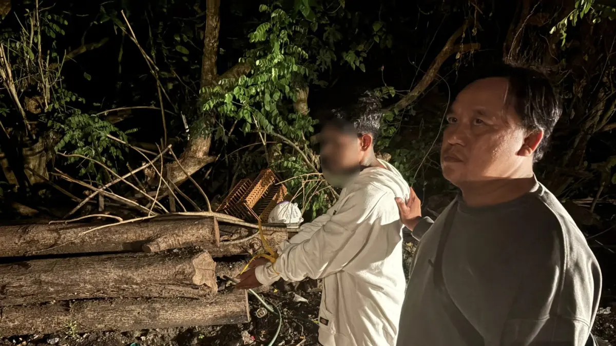 Pelaku inisial AVM (jaket Hoodie putih) yang tusuk temannya sampai tewas di Ungasan diamankan. (Bali Express/Istimewa)