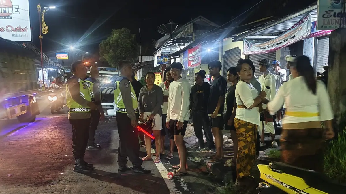 Polisi mendatangi TKP Kecelakaan lalu lintas terjadi di ruas jalan Amlapura-Denpasar, tepatnya di wilayah Kelurahan Subagan, Karangasem, Selasa (19/5/2026) malam. (Ist)

&nbsp;