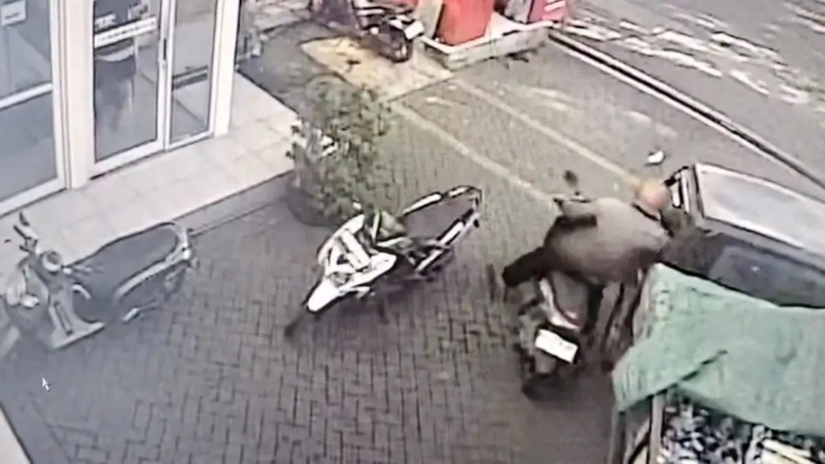 Tangkapan layar rekaman CCTV memperlihatkan terduga pelaku pencurian saat beraksi di kawasan SPBU Rahayu, Kabupaten Jembrana, Rabu (20/5/2026). (ist)