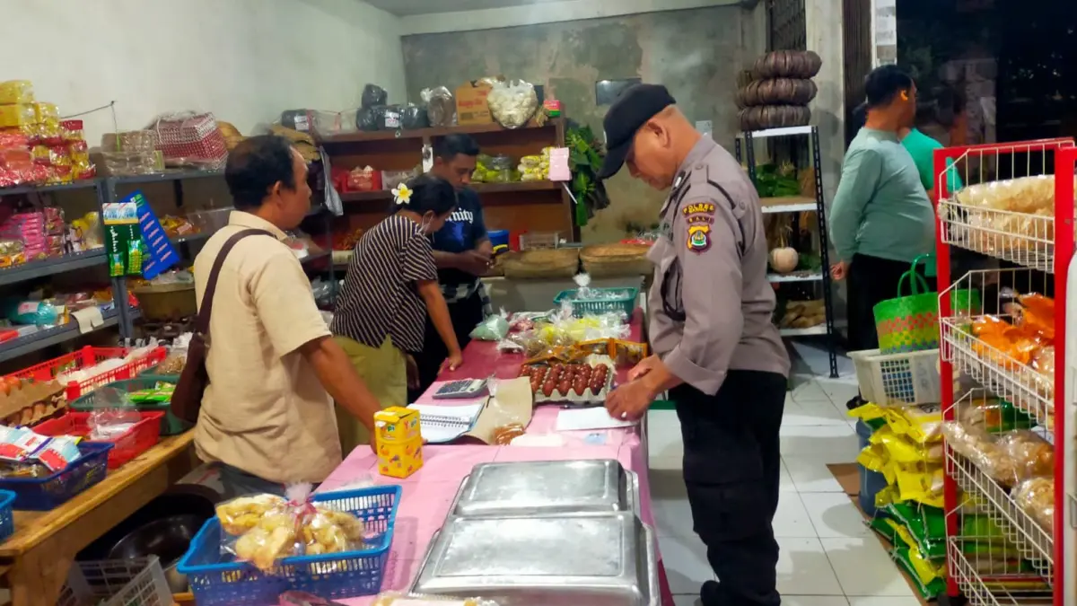 Polisi mendatangi TKP pencurian di sebuah warung di Banjar Serokadan, Desa Abuan, Kecamatan Susut, Bangli.