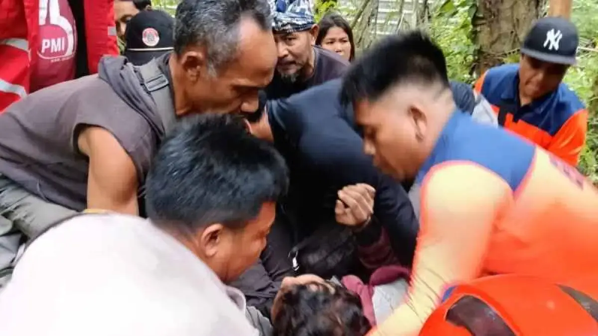Korban dievakuasi petugas dan warga usai jatuh dari pohon enau di Banjar Lungsiakan, Desa Kedewatan, Kecamatan Ubud, Kabupaten Gianyar, Sabtu (23/5/2026).(BPBD Gianyar)