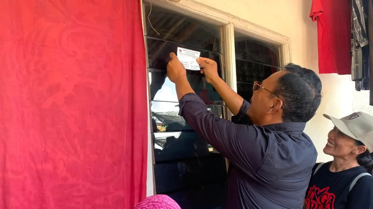 Penempelan stiker di rumah penerima bantuan di Kelurahan Penarikan, Buleleng. (Dian Suryantini/Bali Express)

&nbsp;