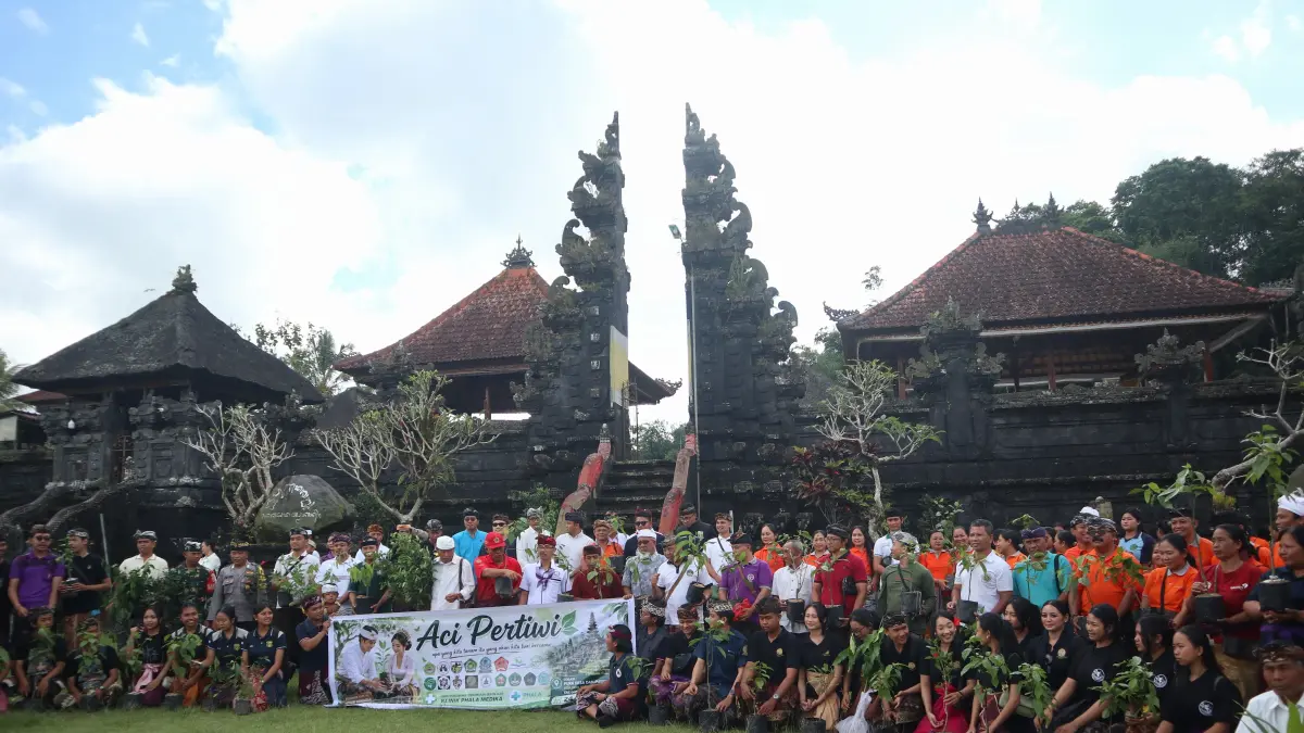 POHON : Penanaman pohon di Desa Adat Puakan, Desa Taro, Kecamatan Tegallalang.&nbsp;