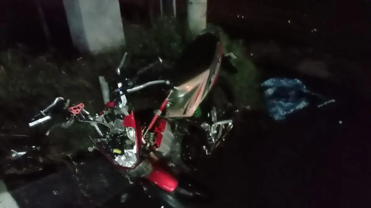 Salah satu sepeda motor yang terlibat kecelakaan di Jalan Raya Singaraja-Kubutambahan, pada Jumat (22/5/2026). (Polres Buleleng)
