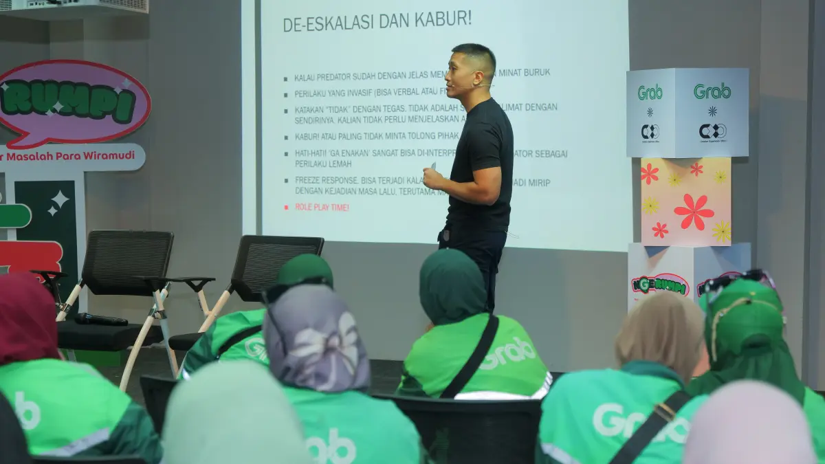 Dennis Laoh, Internationally Accredited Urban Self Protection Coach, memberikan materi tentang perlindungan diri saat berkendara, di depan para Mitra Pengemudi perempuan Grab.