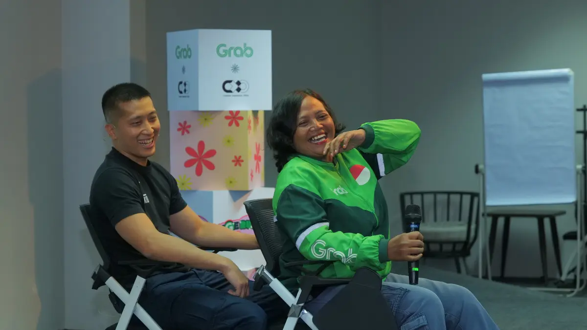 Salah seorang Mitra Pengemudi perempuan (kanan) mengikuti sesi role play bersama Dennis Laoh, Internationally Accredited Urban Self-Protection Coach (kiri), dalam sesi NGERUMPI 2026 berjudul “Jaga Diri di Jalan: Self-Defense untuk Perempuan Berkendara” di Jakarta.