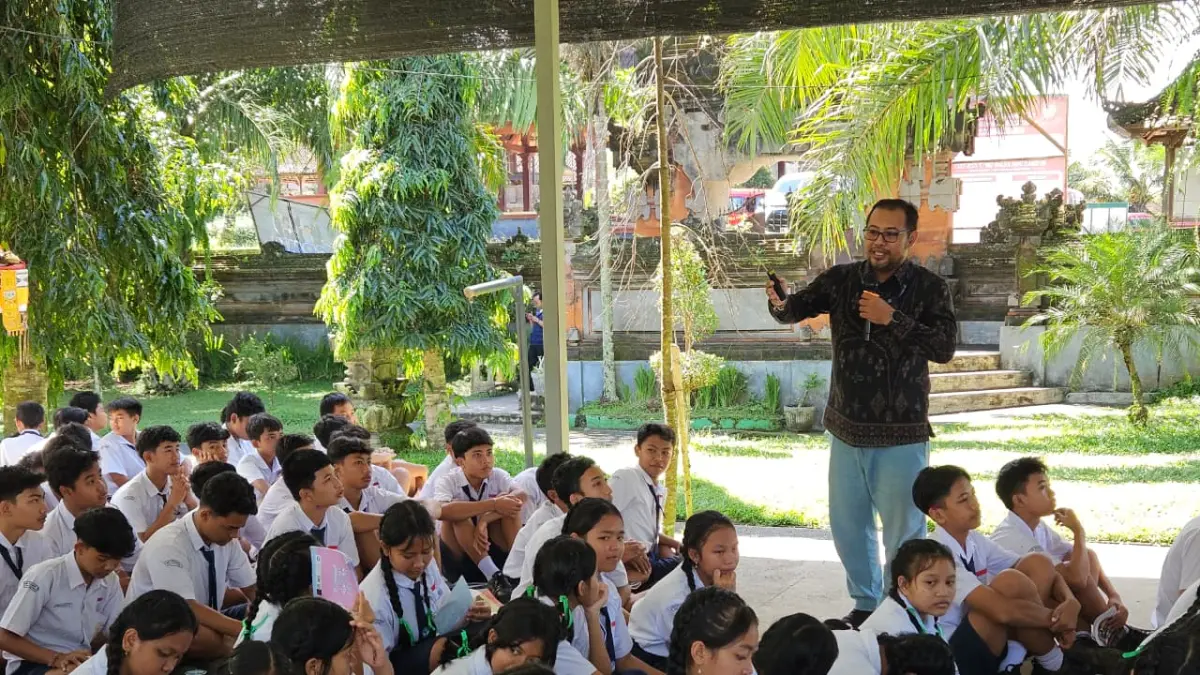 SOSIALISASI : Sosialisasi literasi digital di SMP Negeri 3 Tampaksiring, Senin (25/5).&nbsp;