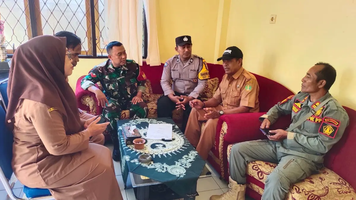 Aparat kepolisian bersama pemerintah Desa Air Kuning melakukan koordinasi terkait klarifikasi informasi hoaks “pocong jadi-jadian” yang beredar di media sosial, Senin (25/5/2026). (Ist)