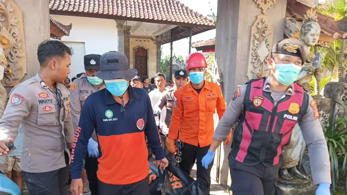 Tim SAR gabungan melakukan evakuasi terhadap warga Desa Bunga Mekar, Kecamatan Nusa Penida, Klungkung yang terjatuh ke sumur. (Ist)